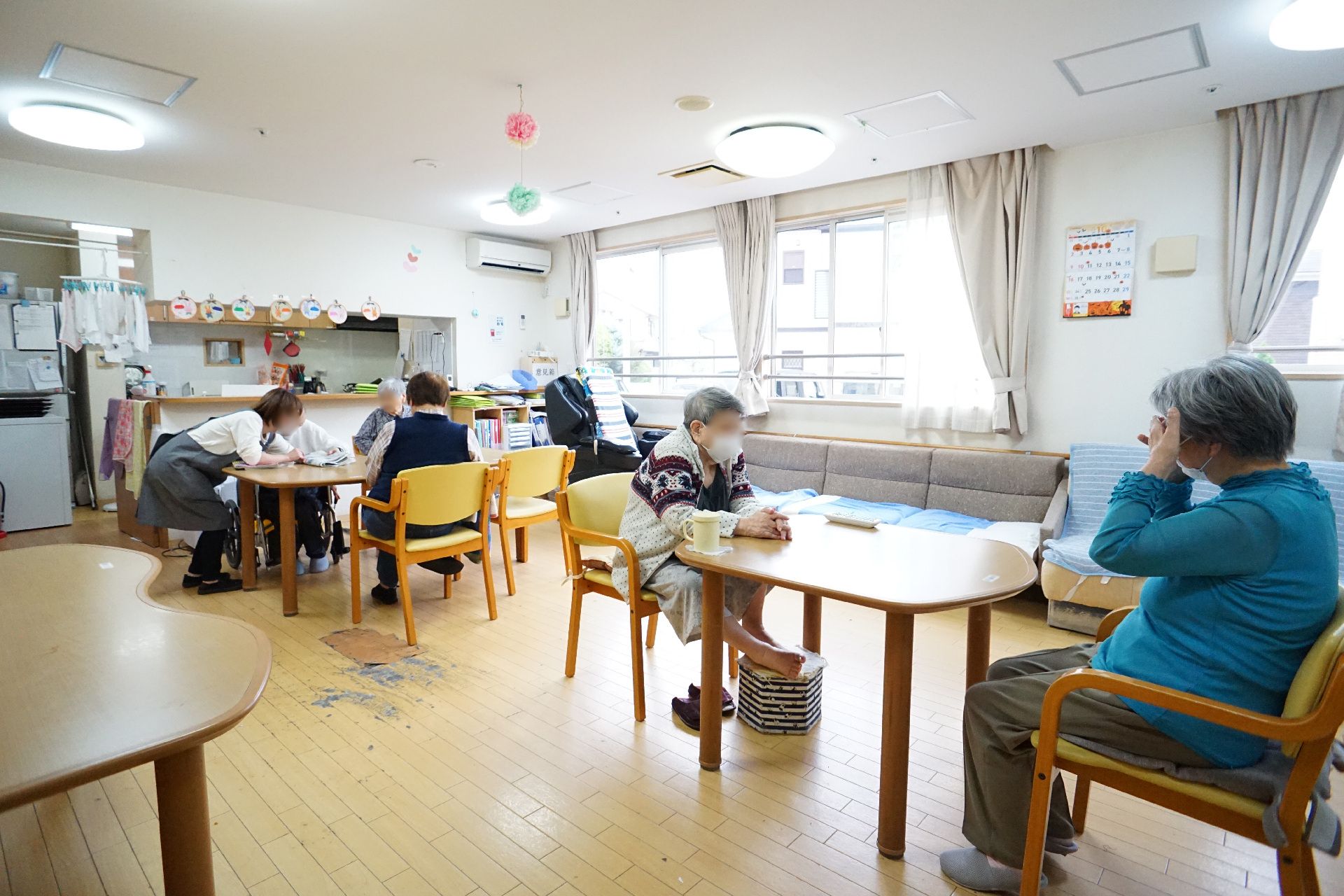 統一感のある色調のテーブルや椅子が配置された食堂