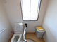 明るく清潔なトイレの内観