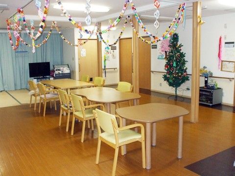 ４人掛けと２人掛けのダイニングセットが並んでいる。奥には床と段差のない畳のスペースがあり、くつろぐこともできる。