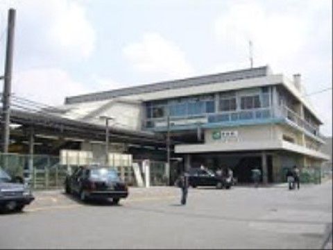 施設から徒歩圏内に位置する鉄道の駅である。外出や待ち合わせなどに利用でき、タクシー乗り場もあるので移動もしやすい。