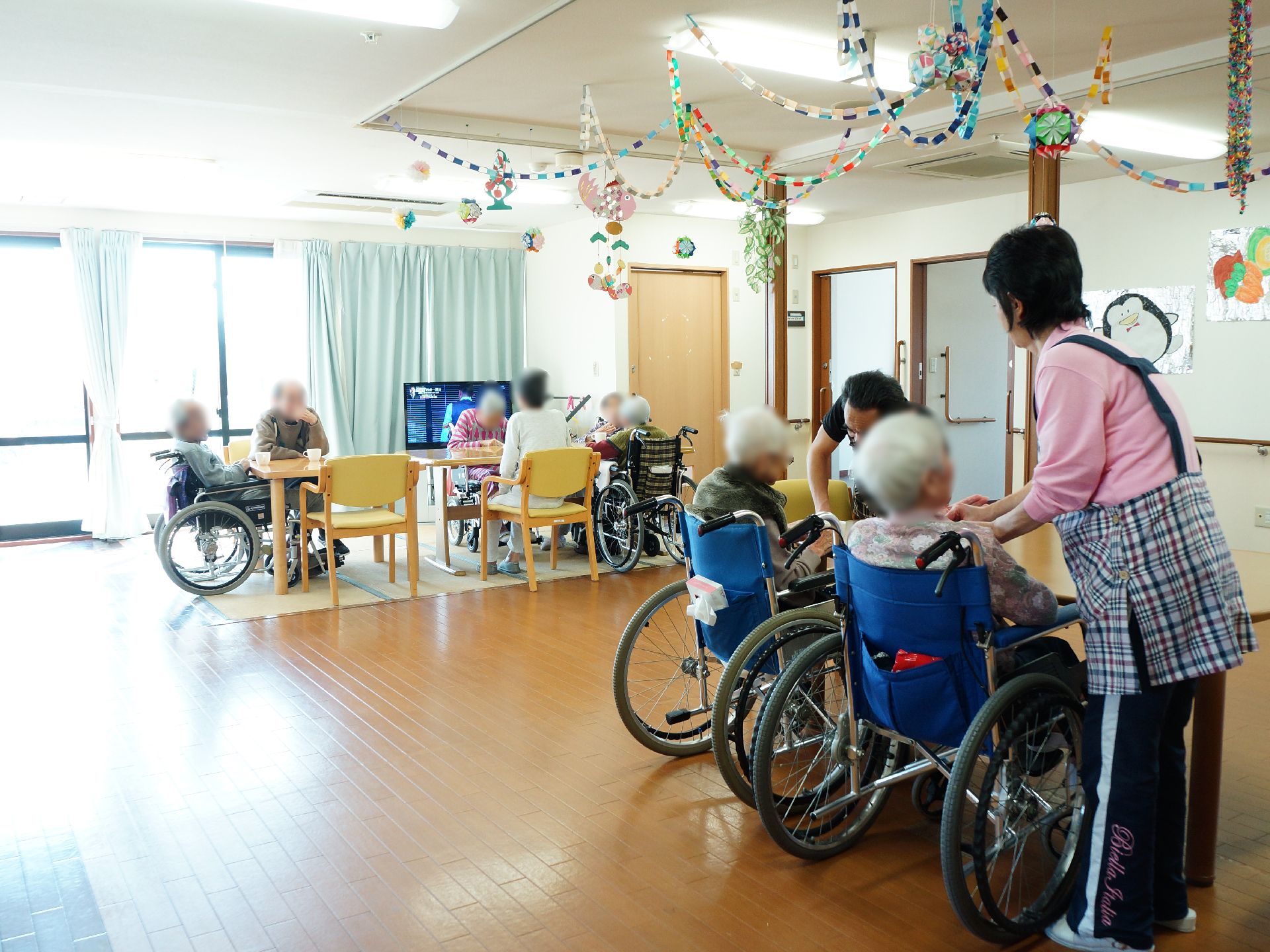 リビングはゆとりの広さで、車椅子利用者が快適に過ごせる。部屋を出たところにあるので、他の入居者やスタッフとコミュニケーションをとりやすい。