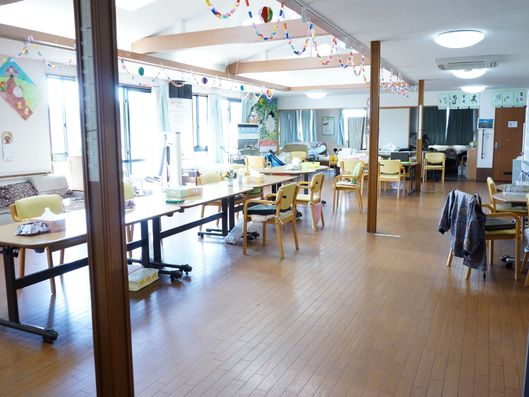 併設するデイサービスのリビング