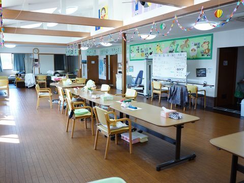 吹き抜けの天井から明るい日差しが差し込む共有スペース