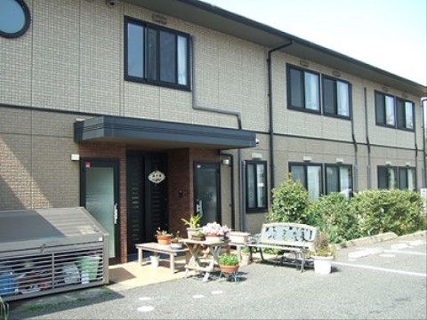 鉢に植えられた植物を並べて、華やかに人を迎える玄関