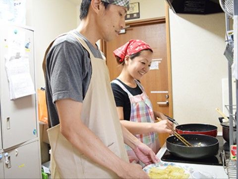 ご入居者様の健康を考えて、バランスの取れた食事を作るスタッフ