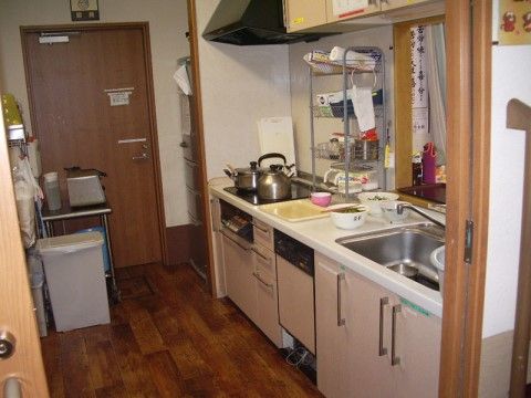 家庭用と機能の変わらないキッチンで、料理を作る手伝いができる。今までと変わらない作業を行うことで、機能維持に役立っている。