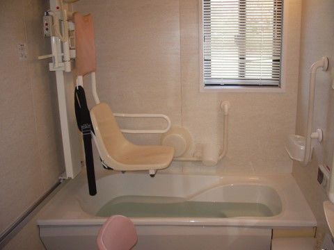 浴室には、壁際に浴槽が設置され、浴槽の端には椅子型タイプのリフトが備え付けられている。また、壁面上部には小窓がありブラインドが付いている。