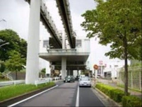 施設の近隣に、モノレールの駅がある。ご家族の方が来られるのはもちろん、施設からのお出かけにも便利な交通機関となっている。