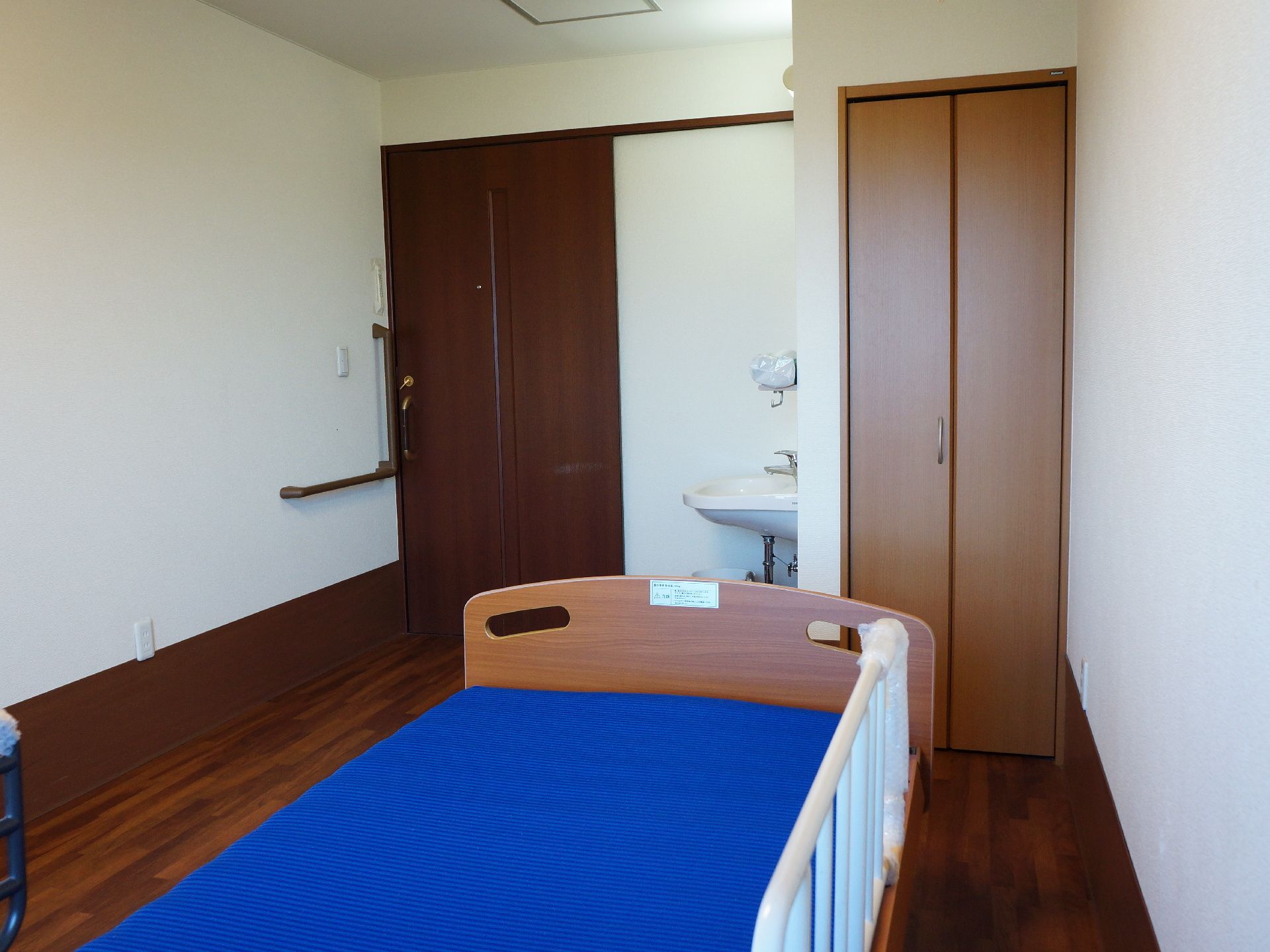 足の不自由な人に配慮して、居室は段差のないバリアフリーとなっている。また壁には手すりが取り付けられている。