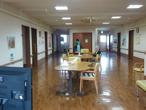 廊下はとても広々としており、テーブルや椅子が設置してあるので、フリースペースとして利用できる。ゆっくりテレビも見ることが可能。