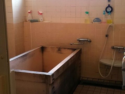 個別浴室には檜風呂を用意している。檜のいい香りを楽しみながらのんびりとお湯につかることができて人気。