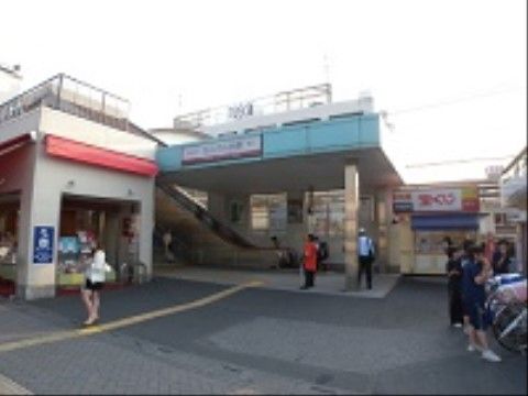 施設から近い場所に駅があり、その周辺には買い物ができるいろんな店舗が軒を連ねている。買い出しにも便利。