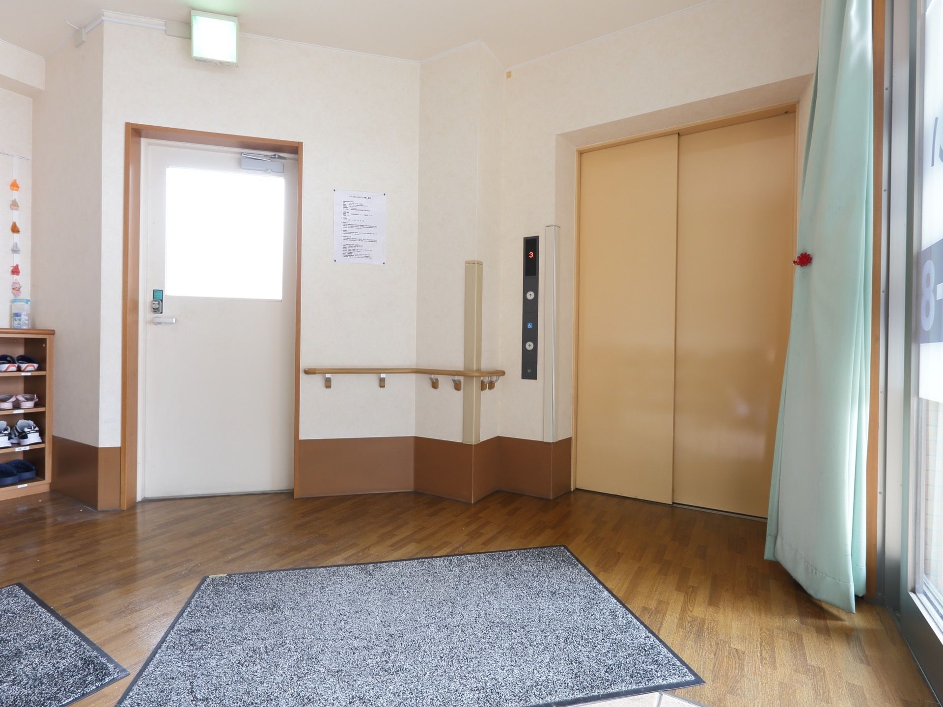 広いので車椅子の人も利用しやすい作りとなっている。壁に手すりが付けられている。とても明るい空間である。