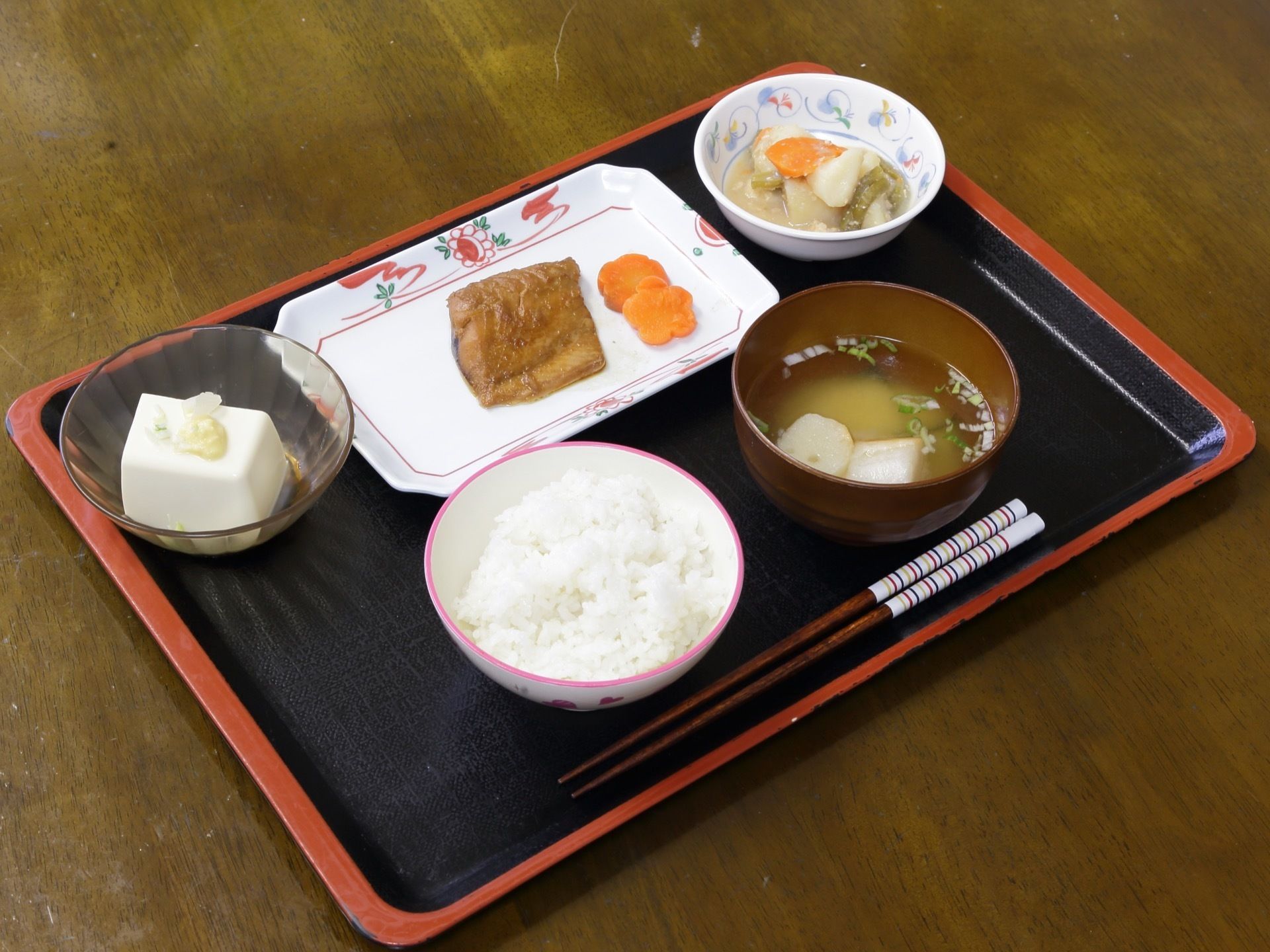 完食しやすい量である。身体に優しい魚や野菜がたっぷり入った食事となっている。一汁三菜の献立でバランスがよい。
