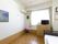 とても明るいお部屋である。タンスがあり、収納ができる。テレビが置かれている。フラットな床なので安全に利用できる。