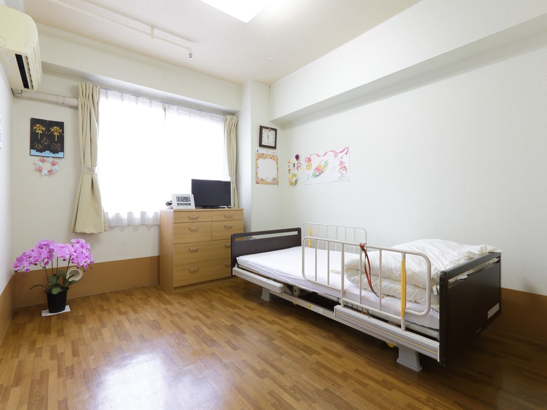 広いお部屋となっている。窓から光が入りとても明るい空間である。エアコンが設置されているので過ごしやすい。