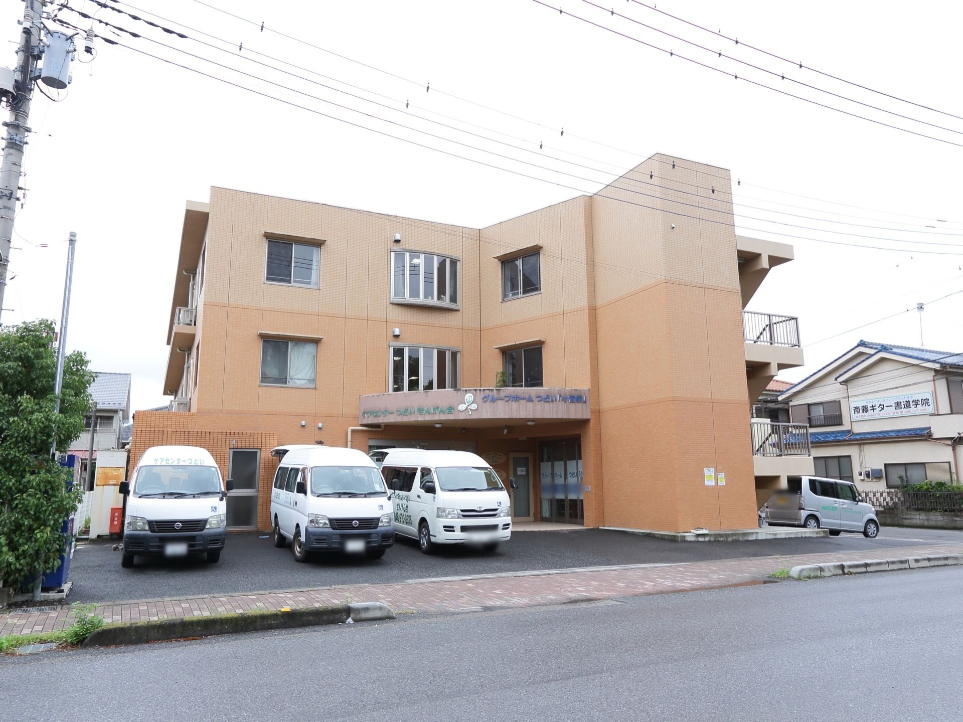 3階建ての建物となっている。温かみのある外観である。入口の上に屋根が付いている。駐車場が設置されている。