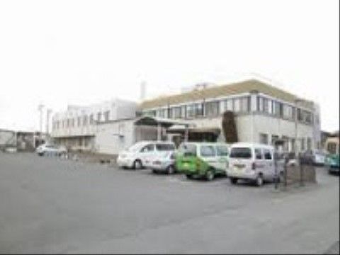 広々したコンクリート敷地が印象的な病院である。車椅子をご利用の方も、負担を感じることなく通行できる。