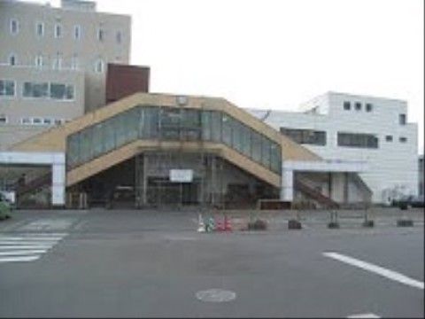 窓が壁一面に備え付けられた、現代的なデザインの駅がある。外泊や外出をするときなど、移動に利用でき便利である。
