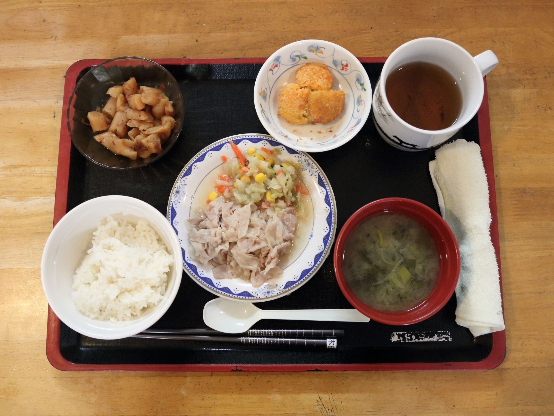 ごはん、味噌汁、おかず４品、お茶が盆に乗っている。どのメニューも前もって食べやすい大きさに切られている。