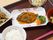 お盆には５種類の食材がのっている。魚料理を中心にご飯やみそ汁、小鉢など、栄養バランスの良さそうなメニューとなっている。