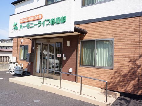 入り口がスロープとなっている、雨よけになる屋根のある玄関