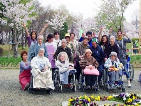 車いすをご利用の方も参加する、施設近くでのお花見のイベント