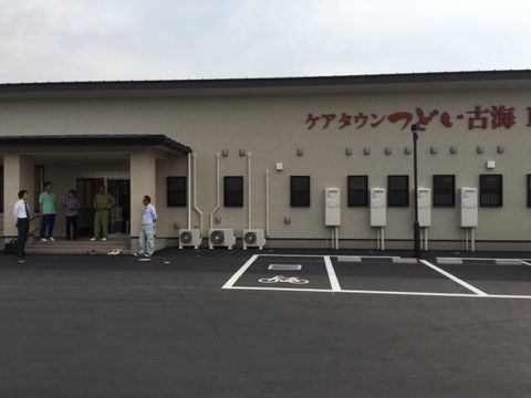 駐輪場や駐車場が広く用意されている、平屋の施設の外観
