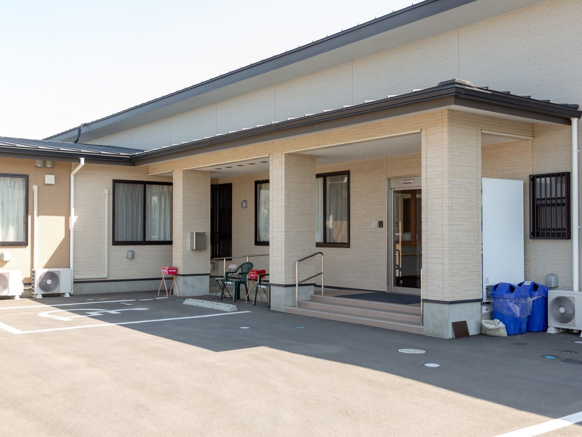 敷地は全体がアスファルト舗装で、広い駐車場を備えている。玄関近くには車椅子専用駐車スペースを設けてある。