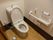 トイレの構造はほぼ共通しており、便器本体には温水洗浄便座が備えてあり、壁にはＬ字型の手すりにナースコールが取り付けられている。