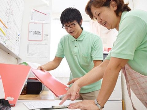 その日の予定や注意事項を、口頭で確認しあうスタッフ