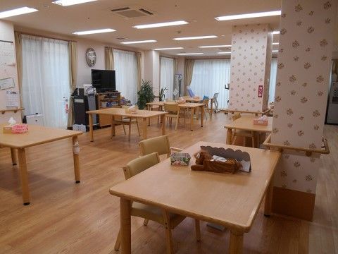 ダイニングの柱の腰高あたりには四方向共に木製の手すりが設置されており、より安全に通行できるようになっている。