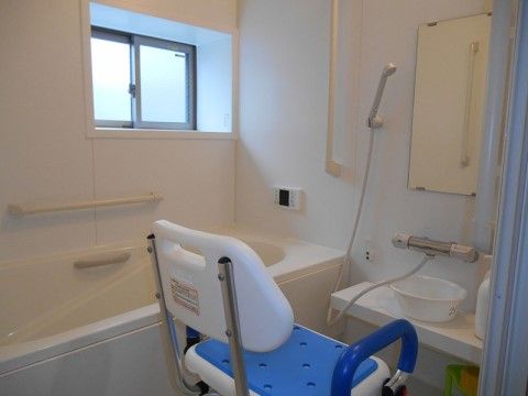 浴室に設置されている介護用の椅子の両側には青色のゴム製で大きなバーになっており、滑りにくく握りやすくなっている。
