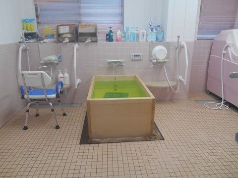 檜造りの浴槽には、黄色の鮮やかな入浴剤が入れられており良い香りもするため、バスタイムを愉しむことができる。