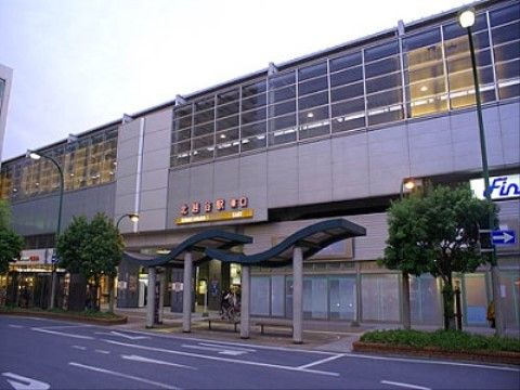 駅のホームがガラス貼りになっており、出入口の手前にあるバス停の屋根は波打つような形状でユニークである。
