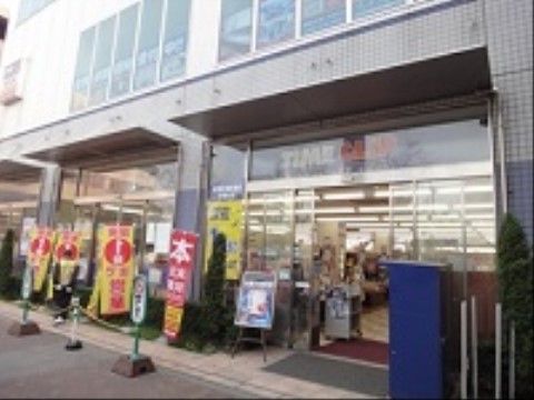 週刊誌、小説、図鑑などいろいろな種類の本が販売されている書店である。休憩の際に読む書籍類などを購入することができる。