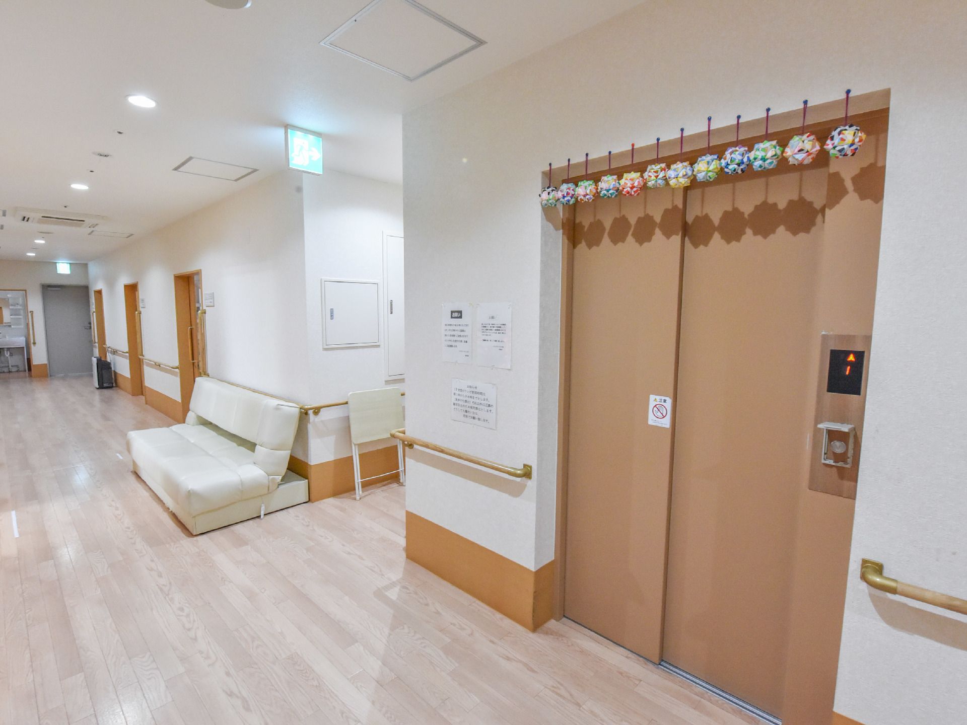 エレベーター前の廊下は広く、エレベーター近くにソファーベッドが置かれている。気分が悪くなった場合など利用でき便利である。
