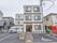 施設は3階建である。建物の壁には施設名が表記されたプレートが掛けられている。施設の前は駐車場となっている。