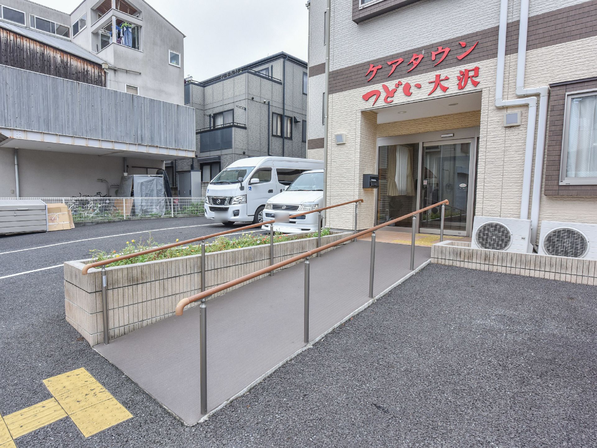 エントランスへは両側に手すりが設置されたスロープを通じて出入りができる。緩やかなスロープのため、車いすでの移動も安全に行える。
