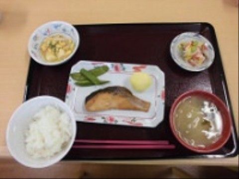 魚がメインの汁物と二つの副菜、ご飯のバランスの取れた食事