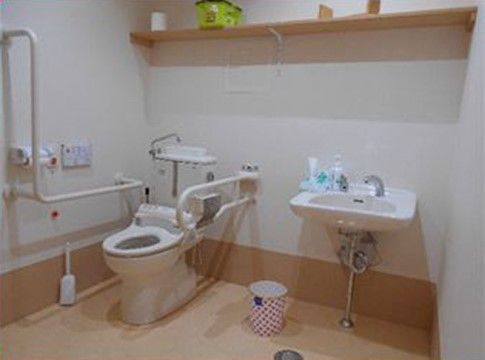 トイレは広く造られている。手すりのほかにナースコールも設置され、もしものときにも安心して利用することができる。