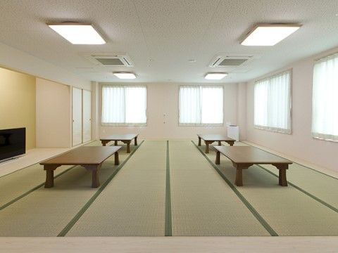 和室の共有スペースが用意されている。テレビも設置されているため、座敷でゆったりとくつろぐことができる。