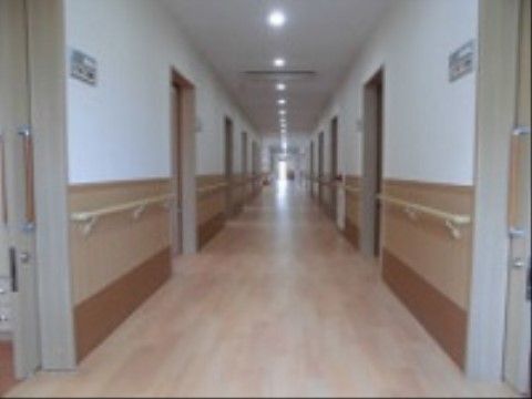 まっすぐに伸びた廊下である。足の不自由な入居者様は、廊下の手すりにつかまりながらリハビリや散歩ができる。