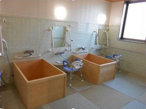 木でできた浴槽が置かれており、木の匂いを楽しみながら入浴できる。洗い場にはシャワーと鏡、椅子、手すりが取り付けられている。