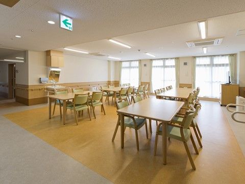 壁に3ヶ所窓が設置されており、陽の光が降り注いている。4人掛けのテーブルセット、手洗い場が設けられている。