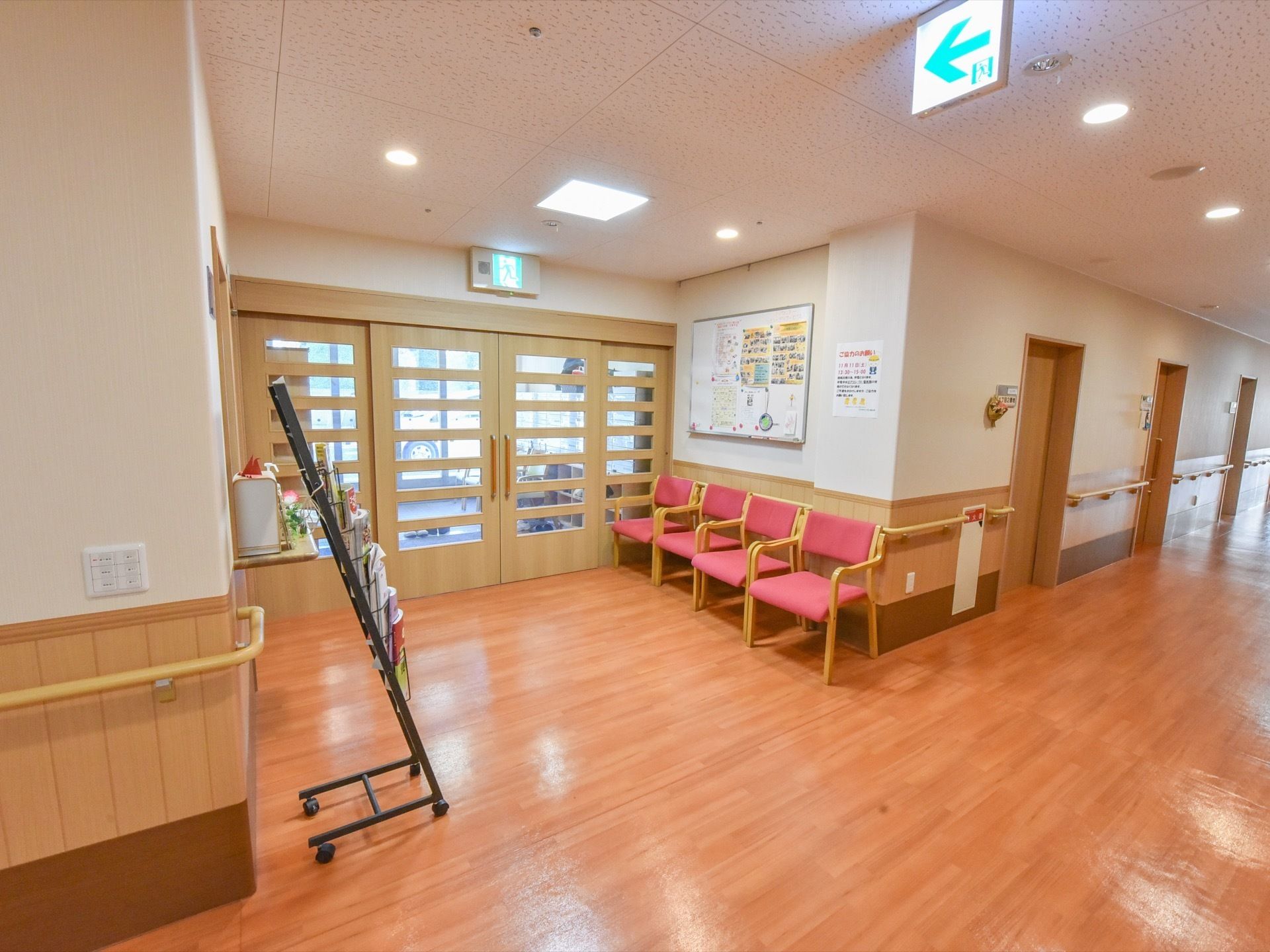エントランスの入口は左右に大きく開く引き戸になっているので、車椅子でも出入りしやすい。開けやすいようにドアノブも大きくなっている。