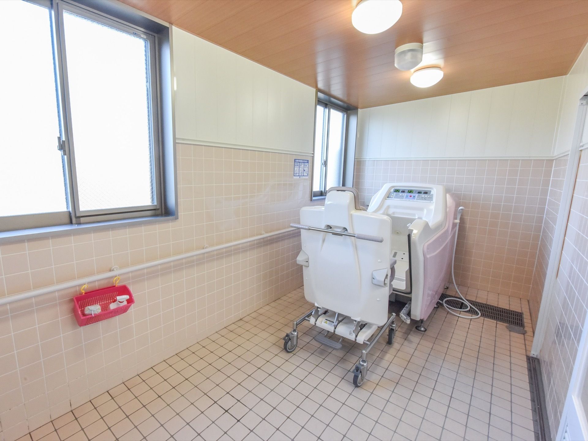 身体が不自由な入居者様も気持ちよく入浴できるように機械浴を設置している。専用の車椅子に座ったまま入浴できるので安全。