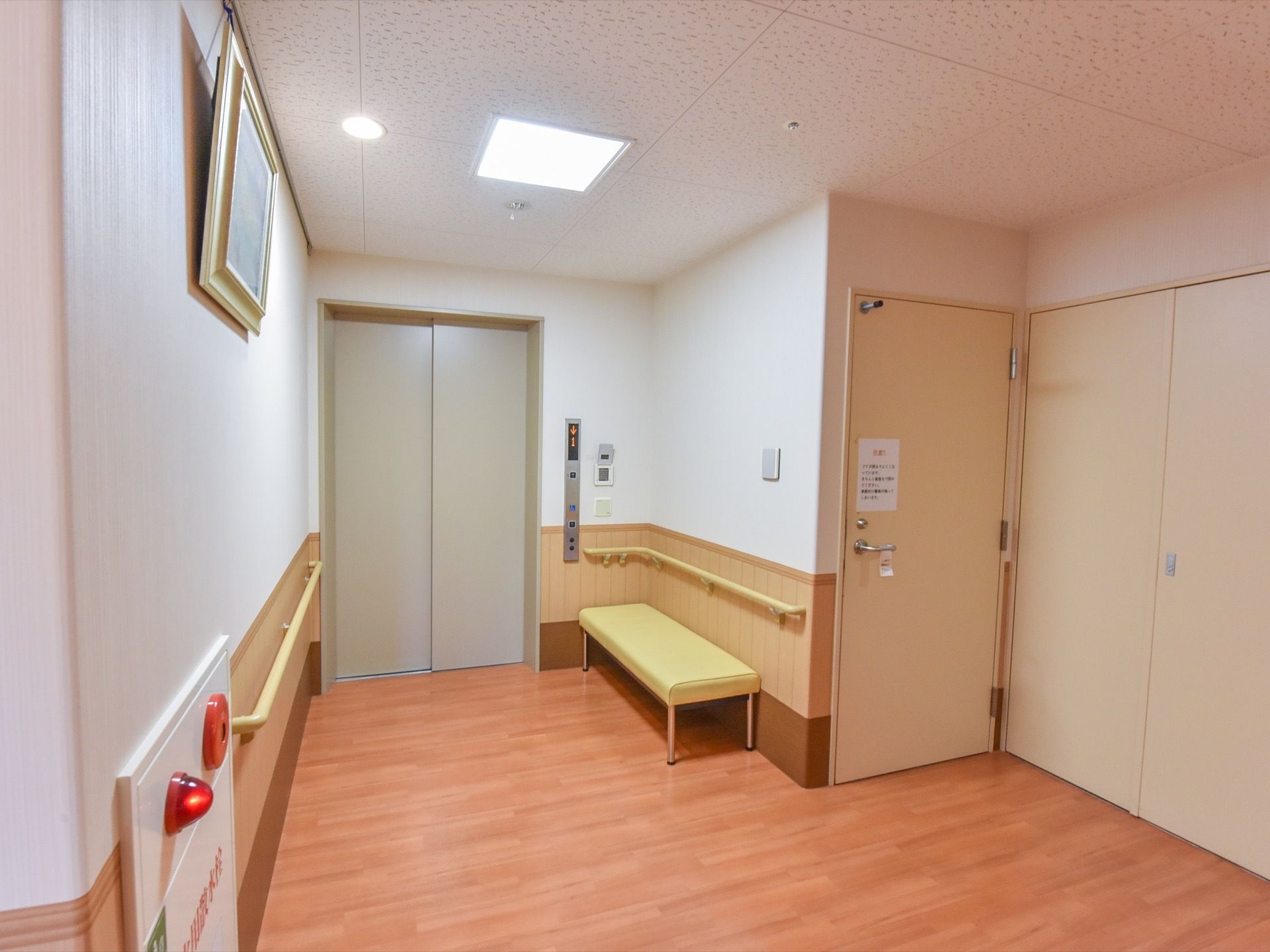 施設にはエレベーターを設置しているため、階段を使わなくてもよいので、車椅子の方や足腰が不安な方も安全に移動することができる。