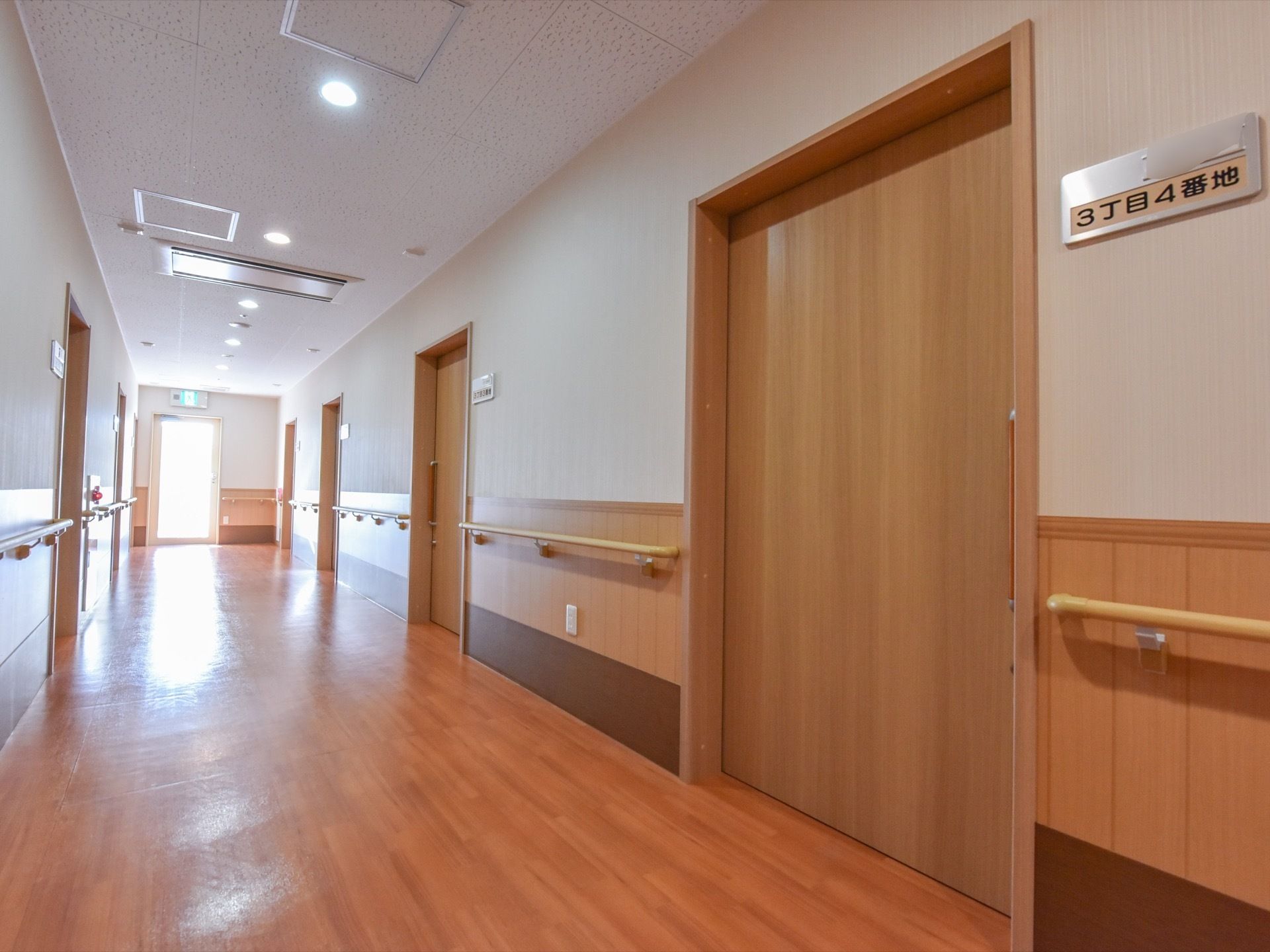 明るい廊下の壁全面に手すりが取り付けられている。ゆったりと通行できる幅が確保されているのでスムーズに移動できる。