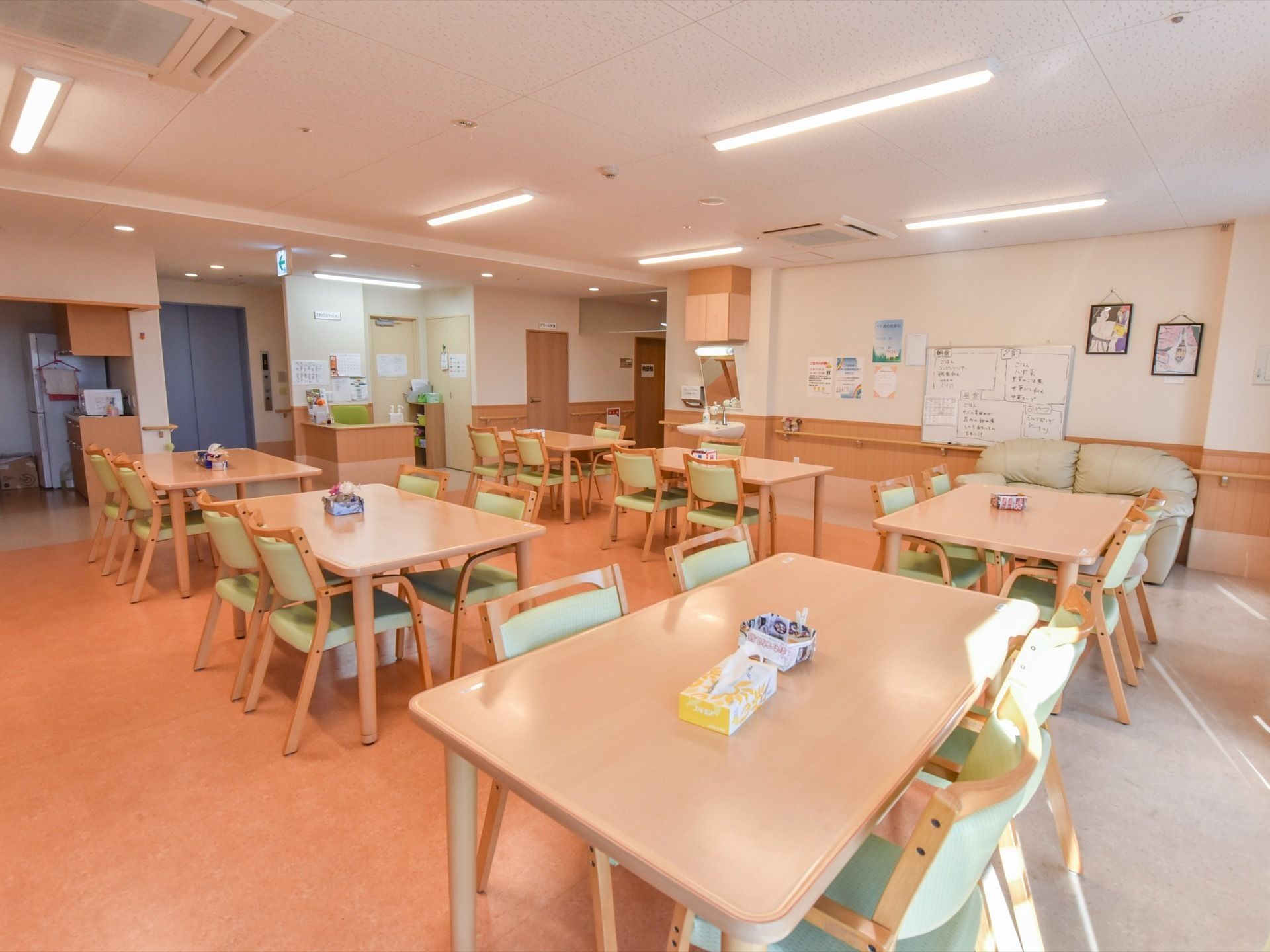 食堂の入口付近にエレベーターが1基設置してあり、バリアフリー設計で、車椅子のまま入居者様でも出入りが楽にできる。